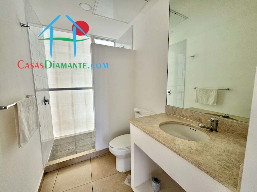 Acqualina Skylife Sur 402 - Baño completo 1
